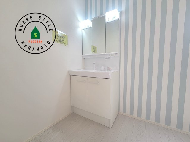 熊本市南区富合町杉島第1-2棟（2号棟）　の独立洗面台|毎日使うものだから清潔な空間を保ちたい水回り。洗面にはそんな願いを解消させてくれる収納アイデアが満載です。三面鏡の裏側にはキャビネットが現れ小物から背の高い物まで収納できます。