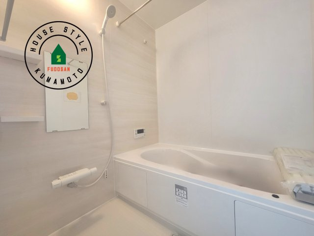 熊本市南区富合町杉島第1-2棟（2号棟）　の浴室|1日の疲れを癒してくれる広々バスルーム。雨の日のお洗濯にも大活躍な浴室乾燥機付です！