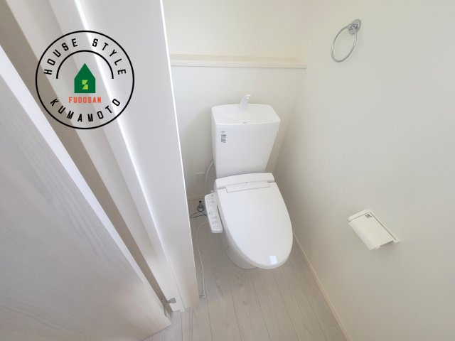 熊本市南区富合町杉島第1-2棟（2号棟）　のトイレ|温水洗浄便座を完備しております。2ヶ所にトイレがあるのは朝の慌ただしい時間も安心です。