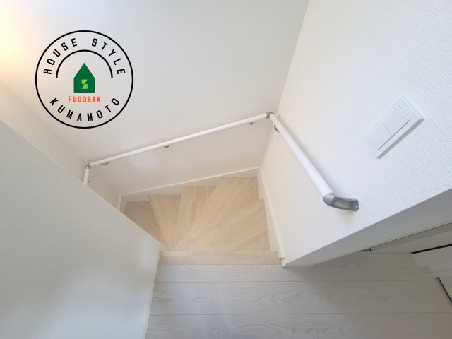 熊本市南区富合町杉島第1-2棟（2号棟）　の内装|＜手すり付階段＞手すりがないと階段の昇り降りで危険なことはもちろん、壁に手をつきながら歩くことで壁紙が汚れやすくなります。すべての方に快適に昇り降りしていただくため、手すりを設置しました。