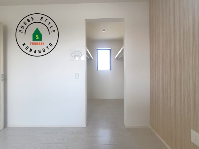 熊本市南区富合町杉島第1-2棟（2号棟）　の収納|洋服や大きな荷物が多い方や人数の多いご家族などは、一般的なクローゼットよりもウォークインクローゼットのほうが使い勝手が良いです。