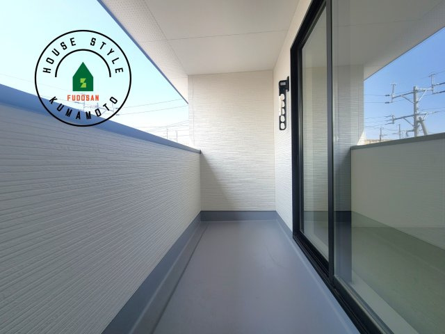 熊本市南区富合町杉島第1-2棟（2号棟）　のバルコニー|風をしっかりと感じられるバルコニーでは、毎日が洗濯日和です。広々としているので洗濯も楽しくなるでしょうし、気分転換にバルコニーからの眺めを楽しむのもいいでしょう。