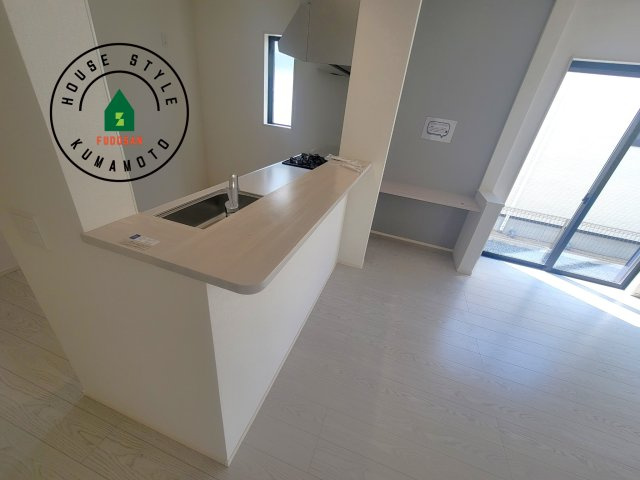 熊本市南区富合町杉島第1-2棟（2号棟）　のダイニング|キッチンから立ち込める香りが今日の料理を期待させます。