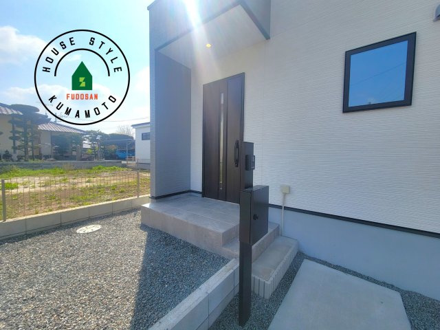 熊本市南区富合町杉島第1-2棟（2号棟）　の玄関|おでかけの時も帰った時も、「我が家」を最初に感じでもらえる素敵な空間に。