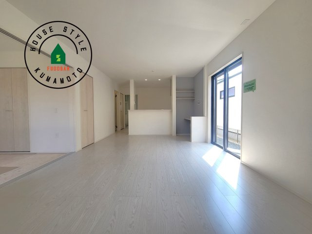 熊本市南区富合町杉島第1-2棟（2号棟）　の居間・リビング|多くの時間を過すことになるリビングだからこそ、いつも穏やかな空間・解放感が味わえ毎日が充実します。