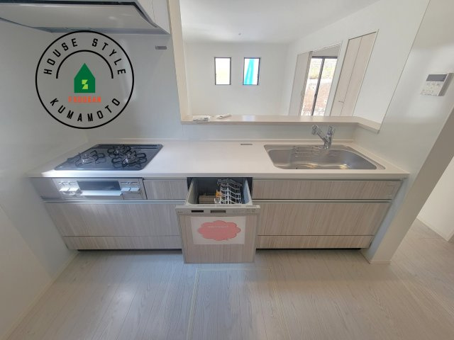 熊本市南区富合町杉島第1-2棟（2号棟）　のキッチン|ご家族を近くに感じられる対面キッチンのLDK。会話もはずみそうですね。