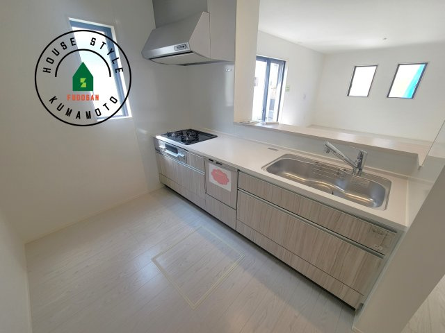 熊本市南区富合町杉島第1-2棟（2号棟）　のキッチン|ダイニングテーブルへの配膳がラクラク、お料理はかどるカウンター付きシステムキッチン！