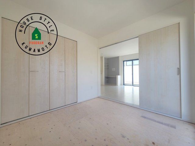 熊本市南区富合町杉島第1-2棟（2号棟）　の和室|和室を上手に活用すると暮らし方の幅が広がります。例えば普段は開け放して、子供の小さいうちはお昼寝や遊びのスペースに。畳はソフトなので転んでもケガをしにくく安心です