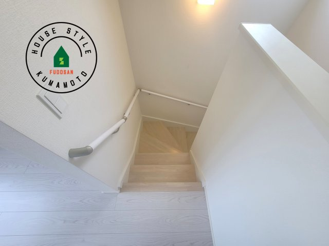 熊本市南区富合町杉島第1-2棟（5号棟）　の内装|＜手すり付階段＞手すりがないと階段の昇り降りで危険なことはもちろん、壁に手をつきながら歩くことで壁紙が汚れやすくなります。すべての方に快適に昇り降りしていただくため、手すりを設置しました。