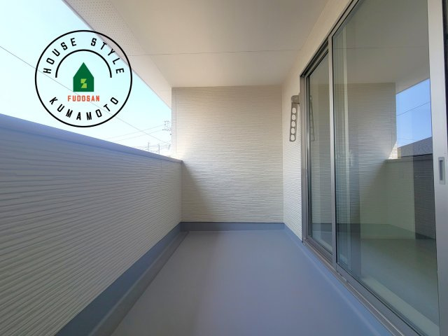 熊本市南区富合町杉島第1-2棟（5号棟）　のバルコニー|風をしっかりと感じられるバルコニーでは、毎日が洗濯日和です。広々としているので洗濯も楽しくなるでしょうし、気分転換にバルコニーからの眺めを楽しむのもいいでしょう。