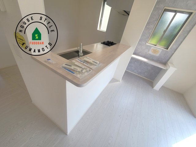 熊本市南区富合町杉島第1-2棟（5号棟）　のダイニング|キッチンから立ち込める香りが今日の料理を期待させます。