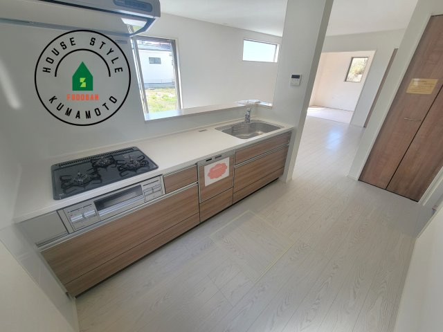 熊本市南区富合町杉島第1-2棟（5号棟）　のキッチン|ダイニングテーブルへの配膳がラクラク、お料理はかどるカウンター付きシステムキッチン！