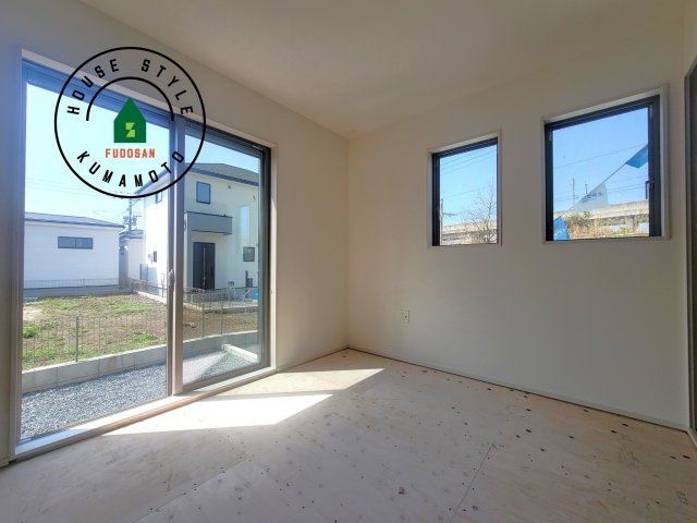 熊本市南区富合町杉島第1-2棟（5号棟）　の和室|和室を上手に活用すると暮らし方の幅が広がります。例えば普段は開け放して、子供の小さいうちはお昼寝や遊びのスペースに。畳はソフトなので転んでもケガをしにくく安心です