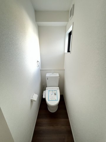 【内装】 | 福岡市城南区友丘5丁目1期　1号棟（全1棟）【仲介手数料無料・0円】 | 施工例。1階のトイレです。施工例は完成時と異なる場合があります。