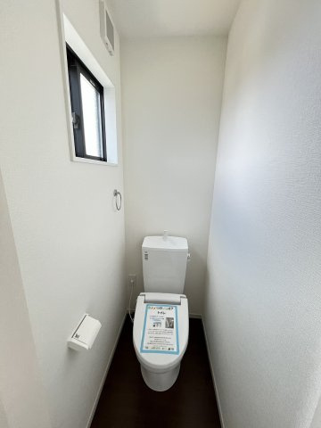 【内装】 | 福岡市城南区友丘5丁目1期　1号棟（全1棟）【仲介手数料無料・0円】 | 施工例。2階にもトイレです。施工例は完成時と異なる場合があります。