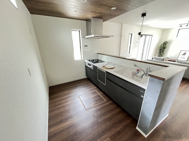 【キッチン】 | 福岡市城南区友丘5丁目1期　1号棟（全1棟）【仲介手数料無料・0円】 | 施工例。施工例は完成時と異なる場合があります。