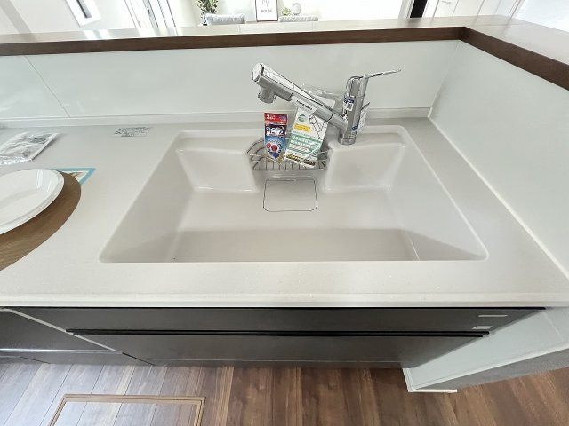 【キッチン】 | 福岡市城南区友丘5丁目1期　1号棟（全1棟）【仲介手数料無料・0円】 | 施工例。施工例は完成時と異なる場合があります。
