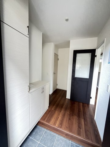 【玄関】 | 福岡市城南区友丘5丁目1期　1号棟（全1棟）【仲介手数料無料・0円】 | 施工例。施工例は完成時と異なる場合があります。