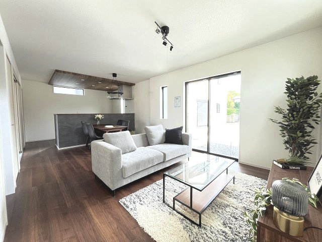 【内装】 | 福岡市城南区友丘5丁目1期　1号棟（全1棟）【仲介手数料無料・0円】 | 施工例。リビングです。施工例は完成時と異なる場合があります。