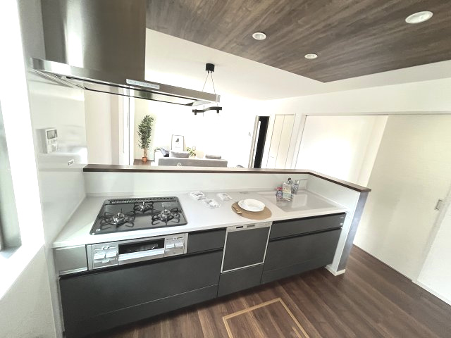 【キッチン】 | 福岡市城南区友丘5丁目1期　1号棟（全1棟）【仲介手数料無料・0円】 | 施工例。施工例は完成時と異なる場合があります。