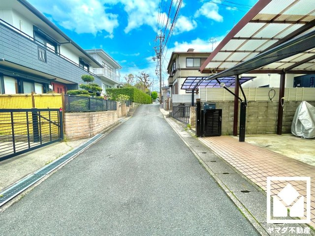 京都市伏見区桃山町正宗の中古一戸建の前面道路含む現地写真