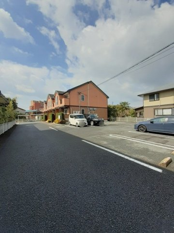 サンモールＢの駐車場