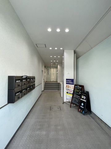 新日本ビルディングのエントランス