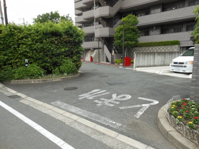 【駐車場】 | 東急ドエル・アルス江坂 | 駐車場出入口