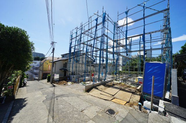 【横浜市保土ケ谷区釜台町44-6全3棟新築戸建て】★仲介手数料無料★（常盤台小学校・保土ケ谷中学校）の前面道路含む現地写真