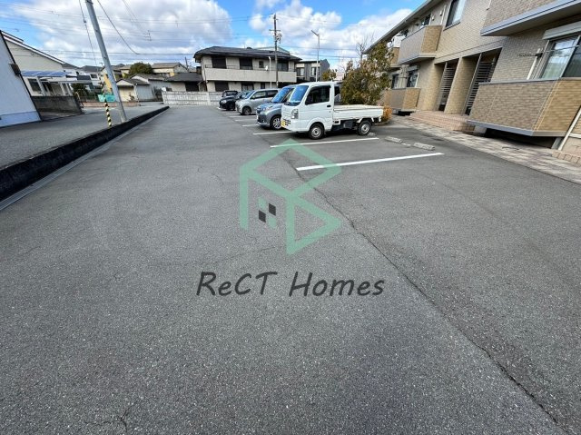 オークス中島の駐車場