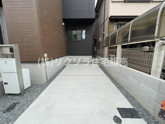 太秦中町　新築一戸建ての駐車場|1台駐車可能
■物件内覧・資金計画相談・住宅ローン相談、リフォーム相談、お問合せ受付中■
※当日・翌日のご内覧、ご相談はお電話でのお問合せがスムーズです！