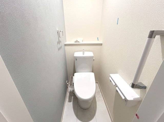 リーブルガーデン　一宮市今伊勢町馬寄第3　全1区画分譲のトイレ|超表面平滑加工とイオンパワーの「セフィオンテクト」加工で、汚れが付きにくく落ちやすい仕様で清潔です。
便器にフチがないので汚れが隠れて見えない部分がありません。お手入れがとってもラクラクです。