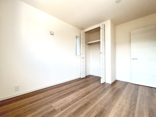 リーブルガーデン　一宮市今伊勢町馬寄第3　全1区画分譲の洋室|全居室にたっぷり収納できる大型クローゼット、居室部分の窓ガラスには間に空気層を設けたペアガラスを採用。
高い断熱性と共にガラス面の結露対策にも効果を発揮します。