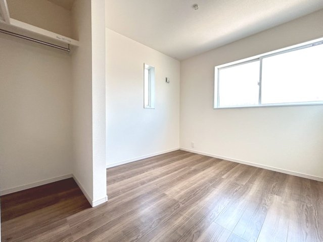 リーブルガーデン　一宮市今伊勢町馬寄第3　全1区画分譲の洋室|全居室にたっぷり収納できる大型クローゼット、居室部分の窓ガラスには間に空気層を設けたペアガラスを採用。
高い断熱性と共にガラス面の結露対策にも効果を発揮します。