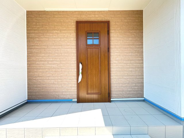 リーブルガーデン　一宮市今伊勢町馬寄第3　全1区画分譲の玄関|【ピッキング防止機能付き玄関ドア錠】玄関ドアの鍵は上下に２つあり、内側の下段は脱着サムターンキー。
鍵を不正に開錠されても、もう１つの鍵でピッキングを防ぎます。防犯性の高い仕様になっています。