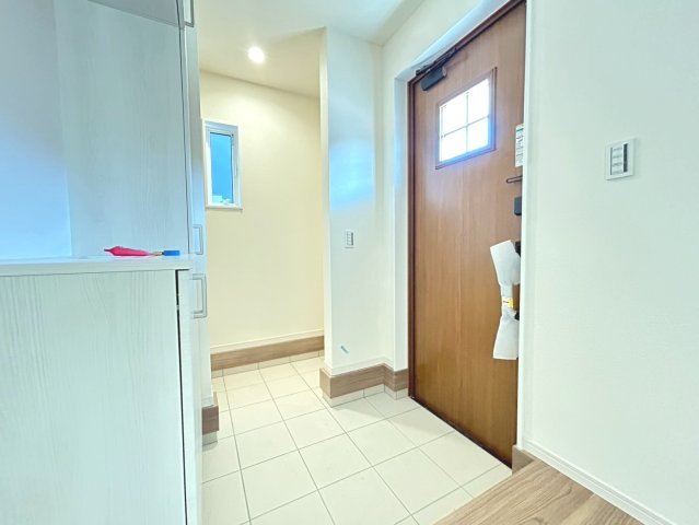 リーブルガーデン　一宮市今伊勢町馬寄第3　全1区画分譲の玄関|玄関ドアからの光が玄関ホールを明るくしてくれます。