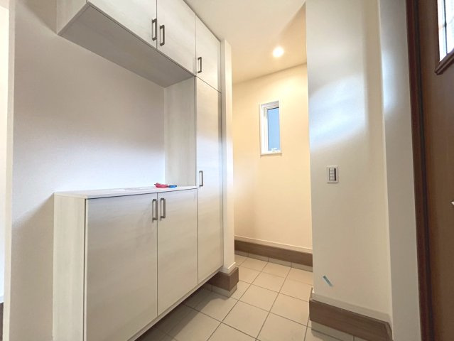 リーブルガーデン　一宮市今伊勢町馬寄第3　全1区画分譲の玄関|大容量のシューズ収納付きで玄関周りもすっきり！