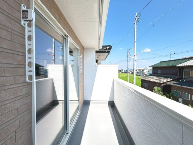 リーブルガーデン　一宮市今伊勢町馬寄第3　全1区画分譲のバルコニー|バルコニーは南向きで洗濯物もよく乾きます！強度と表面積硬度を持つFPRで防水しています。