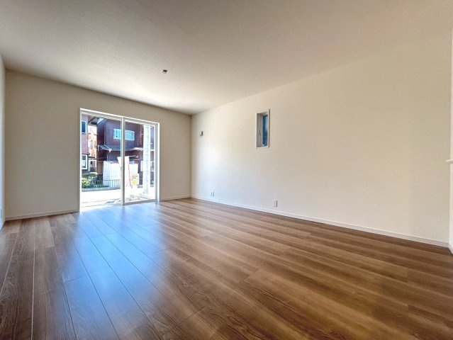 リーブルガーデン　一宮市今伊勢町馬寄第3　全1区画分譲の居間・リビング|明るい日差しをふんだんに取り込んだリビングダイニングは家族の笑顔につつまれた素敵な空間になります。
一建設の家は精度が高く丈夫な工法を採用し、「住宅トップランナー基準」に対応しています。