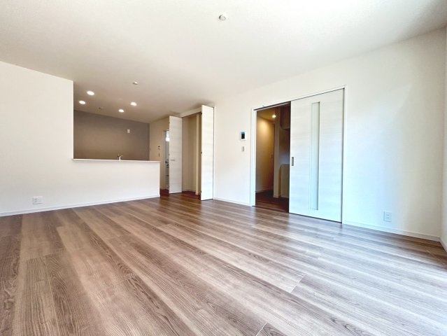 リーブルガーデン　一宮市今伊勢町馬寄第3　全1区画分譲の居間・リビング|明るい日差しをふんだんに取り込んだリビングダイニングは家族の笑顔につつまれた素敵な空間になります。
一建設の家は精度が高く丈夫な工法を採用し、「住宅トップランナー基準」に対応しています。