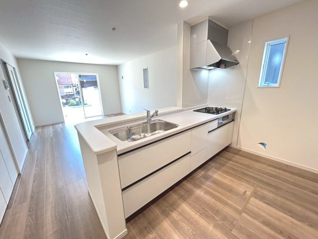 リーブルガーデン　一宮市今伊勢町馬寄第3　全1区画分譲のキッチン|機能的で手入れがしやすいシステムキッチンでお掃除も楽々。蛇口は浄水器内蔵型で節湯CI対応水栓です。　
人造大理石カウンターやキッチンパネルなど明るくきれいにお使いいただけます。