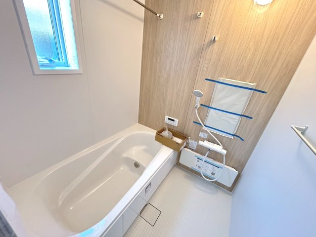 リーブルガーデン　一宮市今伊勢町馬寄第3　全1区画分譲の浴室|明るく清潔感がある浴室。浴槽は環境にやさしい節水タイプ。浴槽内ステップで半身浴、親子入浴も安心です。
洗い場の床は乾きやすく滑りにくい快適仕様、水はけが良くカビの発生を軽減できます。
