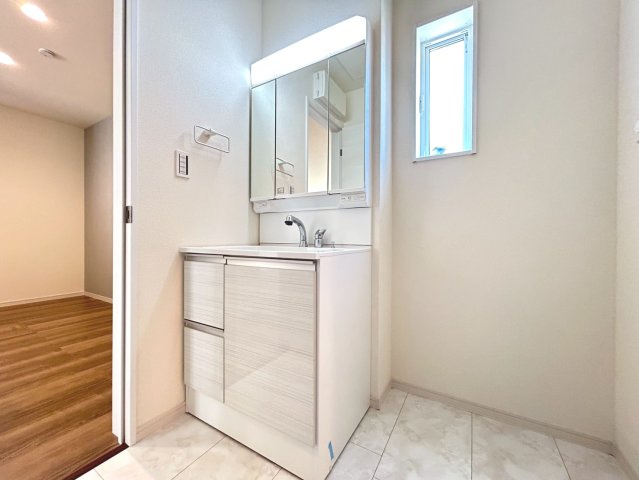 リーブルガーデン　一宮市今伊勢町馬寄第3　全1区画分譲の独立洗面台|洗面化粧台 幅 750mm、軽く割れにくい洗面ボールと場所をとらないコンパクト設計の本体キャビネットです。
ミラー扉の内側は全て収納スペースです。リフトアップシャワーを採用し両手が自由に使えます