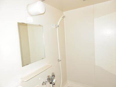 フレグランス大宮の浴室|シャワーと鏡