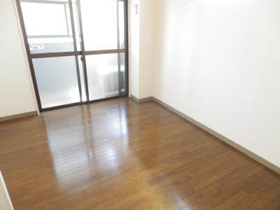 フレグランス大宮の居間・リビング|明るい洋間