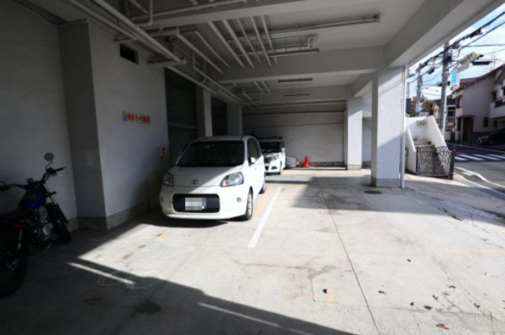 潮見が丘コーポラスの駐車場