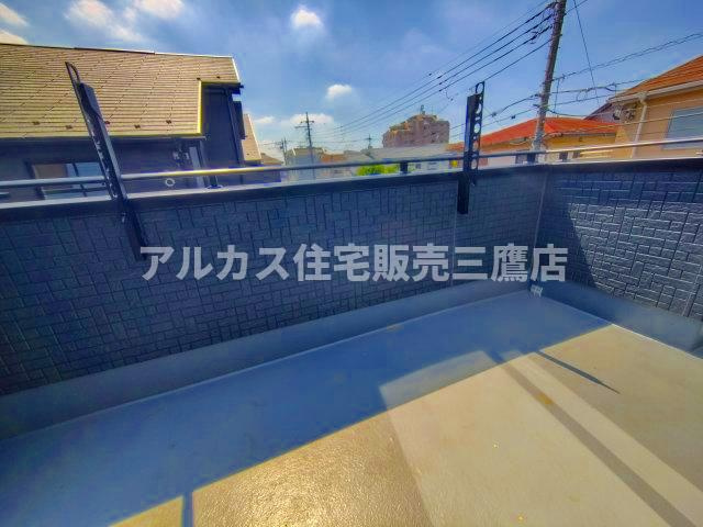 三鷹市上連雀６丁目 中央線 三鷹駅 新築戸建のバルコニー