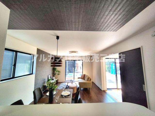 三鷹市上連雀６丁目 中央線 三鷹駅 新築戸建の居間・リビング