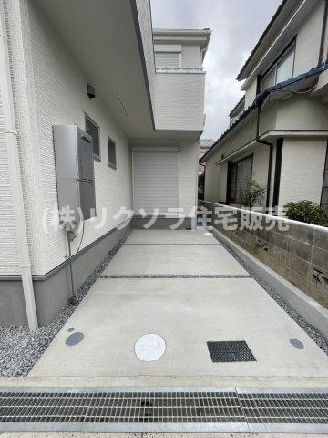 若葉町　新築一戸建ての駐車場|1台駐車可能
■物件内覧・資金計画相談・住宅ローン相談、リフォーム相談、お問合せ受付中■
※当日・翌日のご内覧、ご相談はお電話でのお問合せがスムーズです！