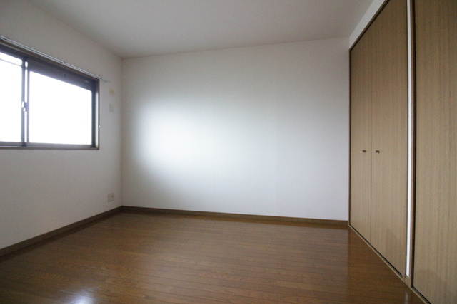 メゾンルミエールの寝室|風通しも良い寝室です☆